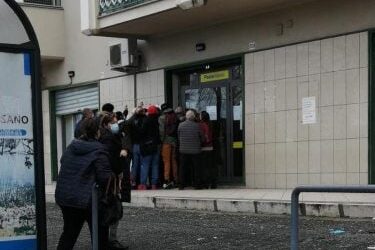 Impennata Covid, scuole chiuse e focolai davanti le Poste-Colamaria(U.Di.Con.): Assembramenti indotti da disorganizzazione – Comune e Polizia Postale proteggano la popolazione